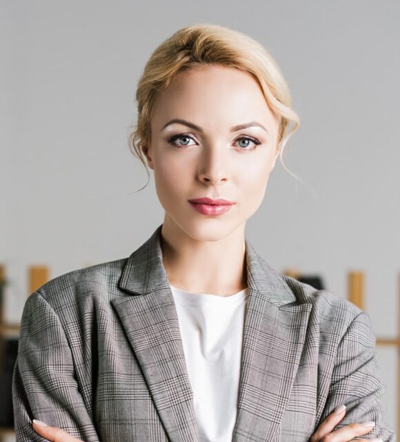 confident-businesswoman-standine-2023-11-27-05-05-19-utc-580x640 confident-businesswoman-standine-2023-11-27-05-05-19-utc-580x640
